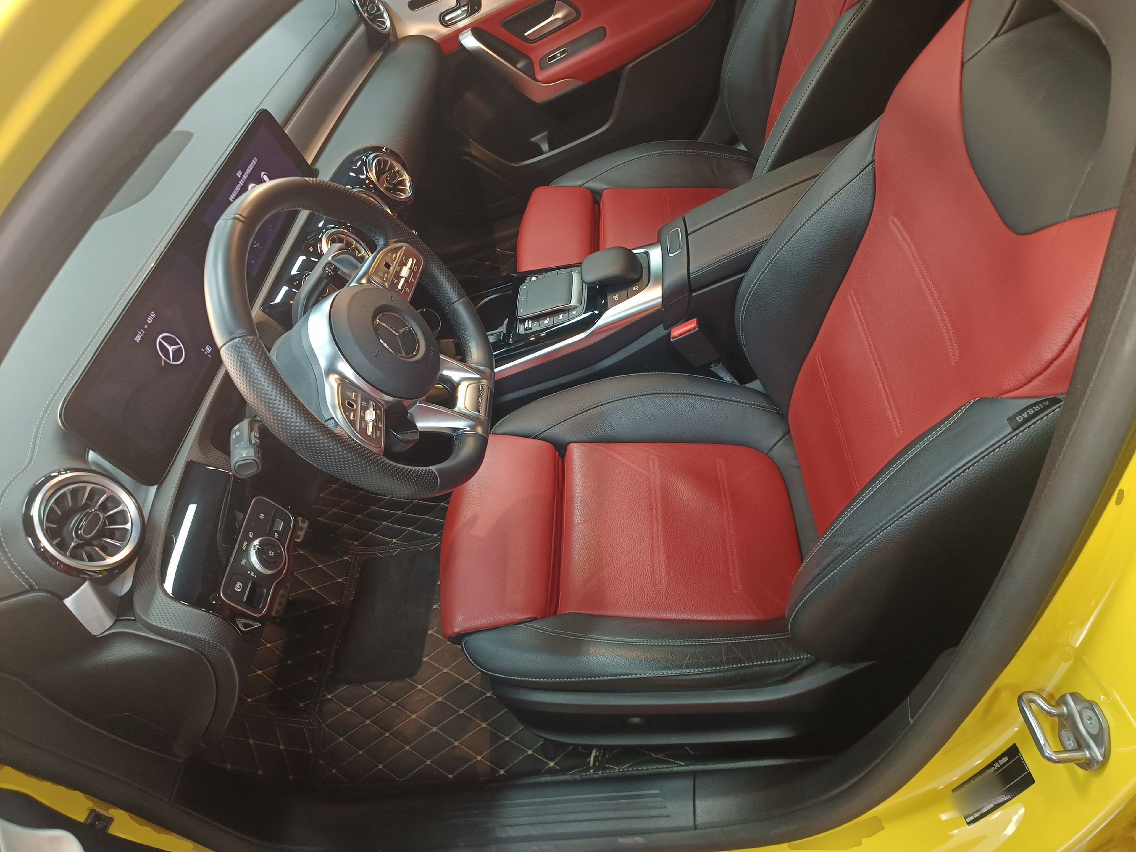 المقاعد الأمامية داخل السيارة