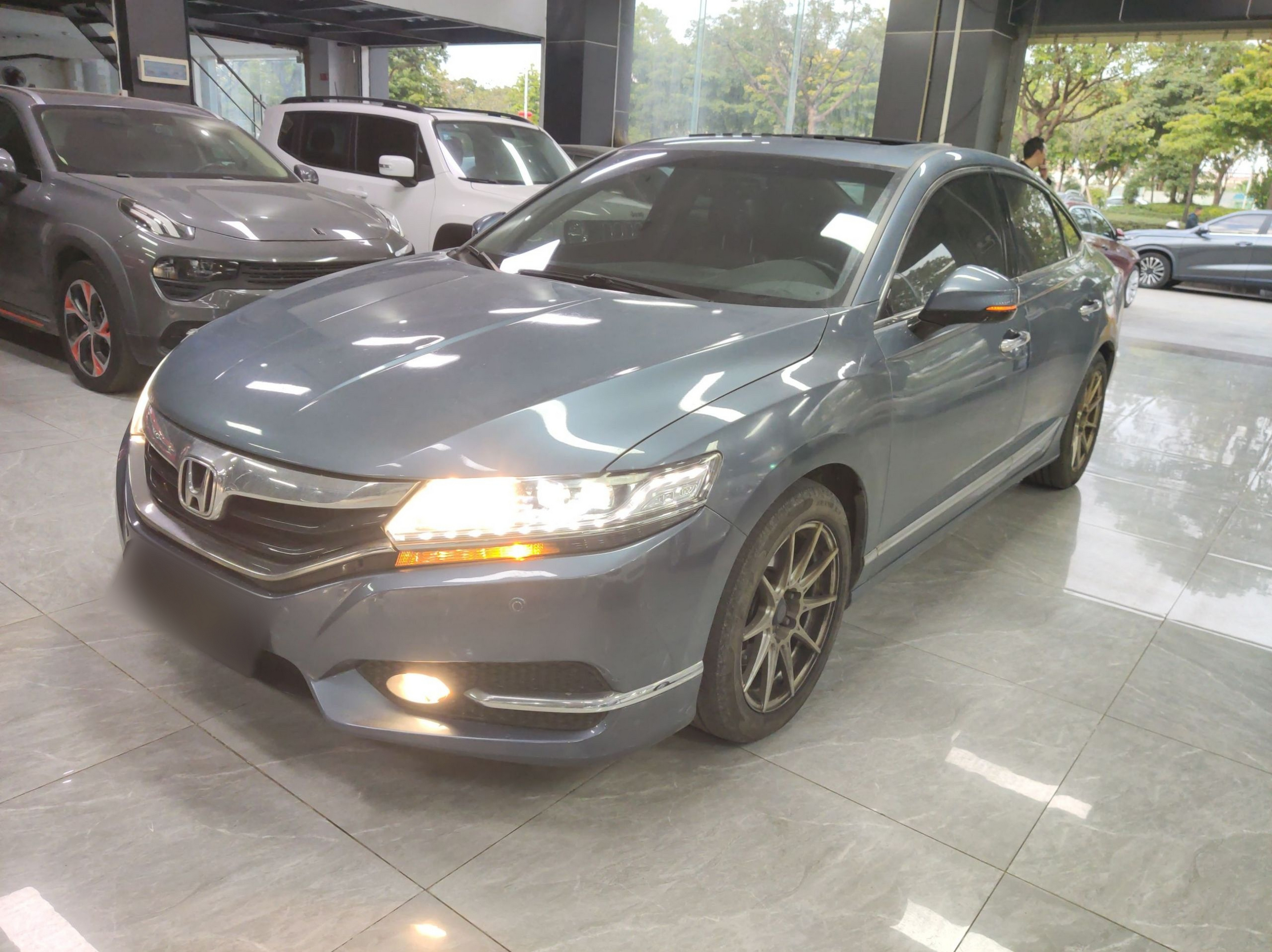 Под передней частью автомобиля