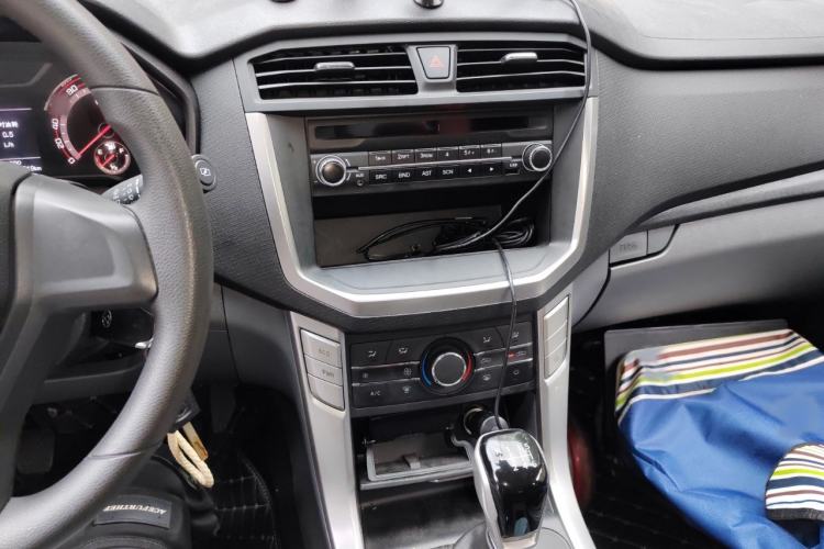 Used SAIC MAXUS T60 2020 2.0T Diesel Manual Two-Wheel Drive High-Ride Pioneer Edition Standard Cab China VI
