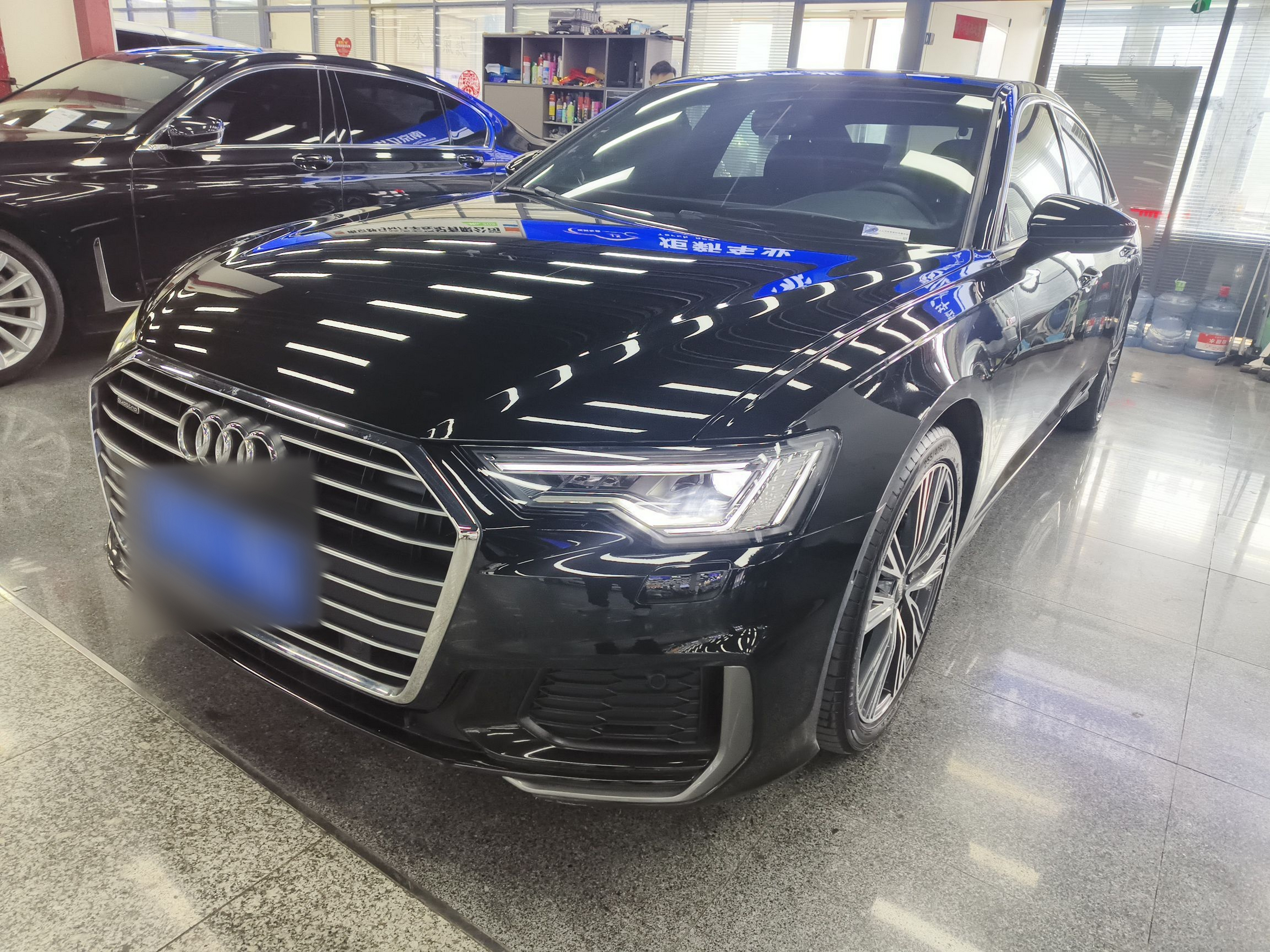 Под передней частью автомобиля