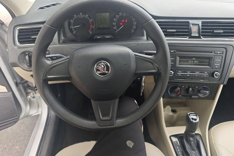 Used Skoda Rapid 2015 1.6L Automatic Smart Selection Model
