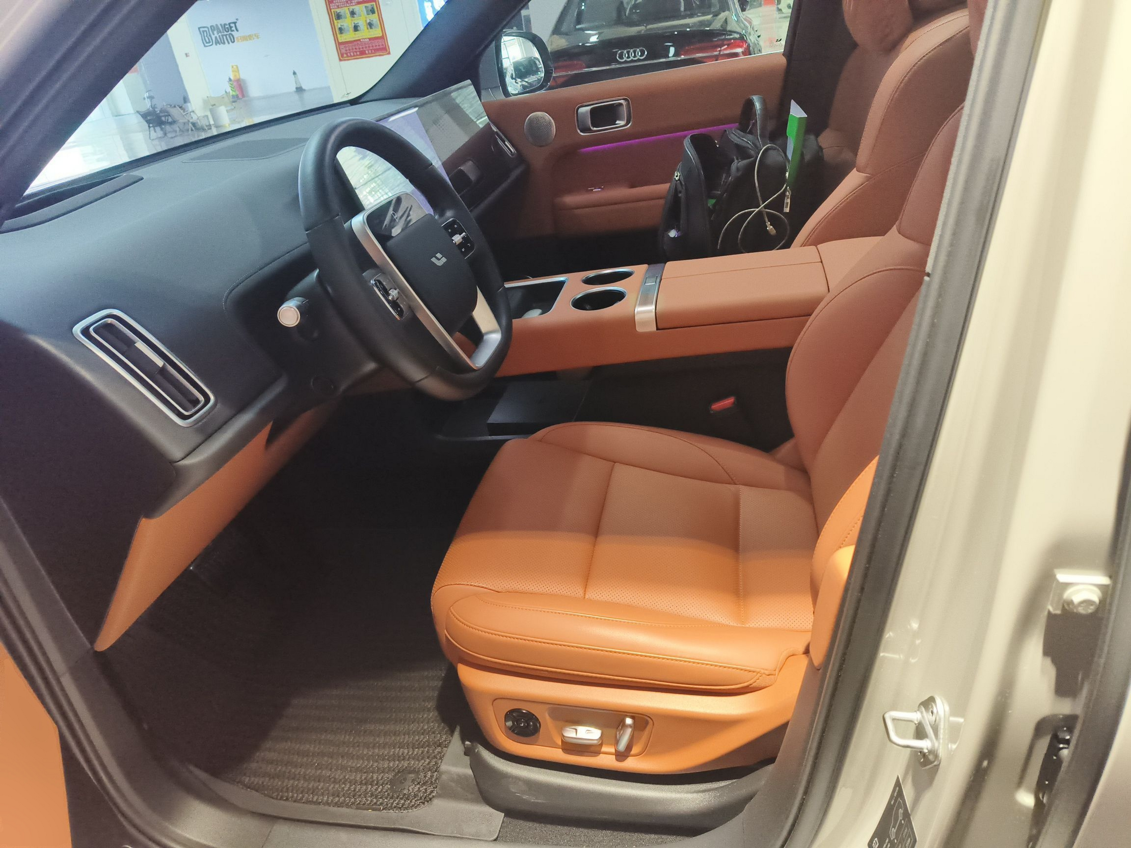 المقاعد الأمامية داخل السيارة