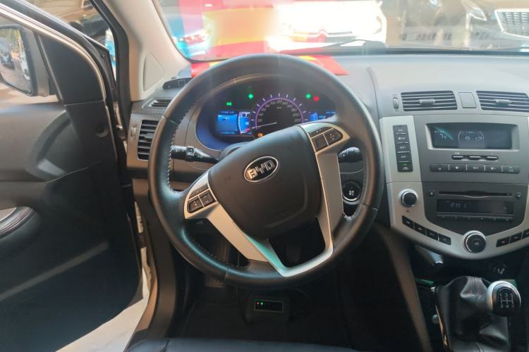 Used BYD S6 2014 2.0L Manual Luxury 5-Seater
