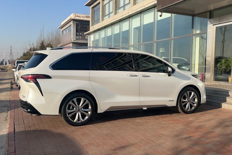 Used Toyota Sienna 2023 2.5L Hybrid Platinum Edition
