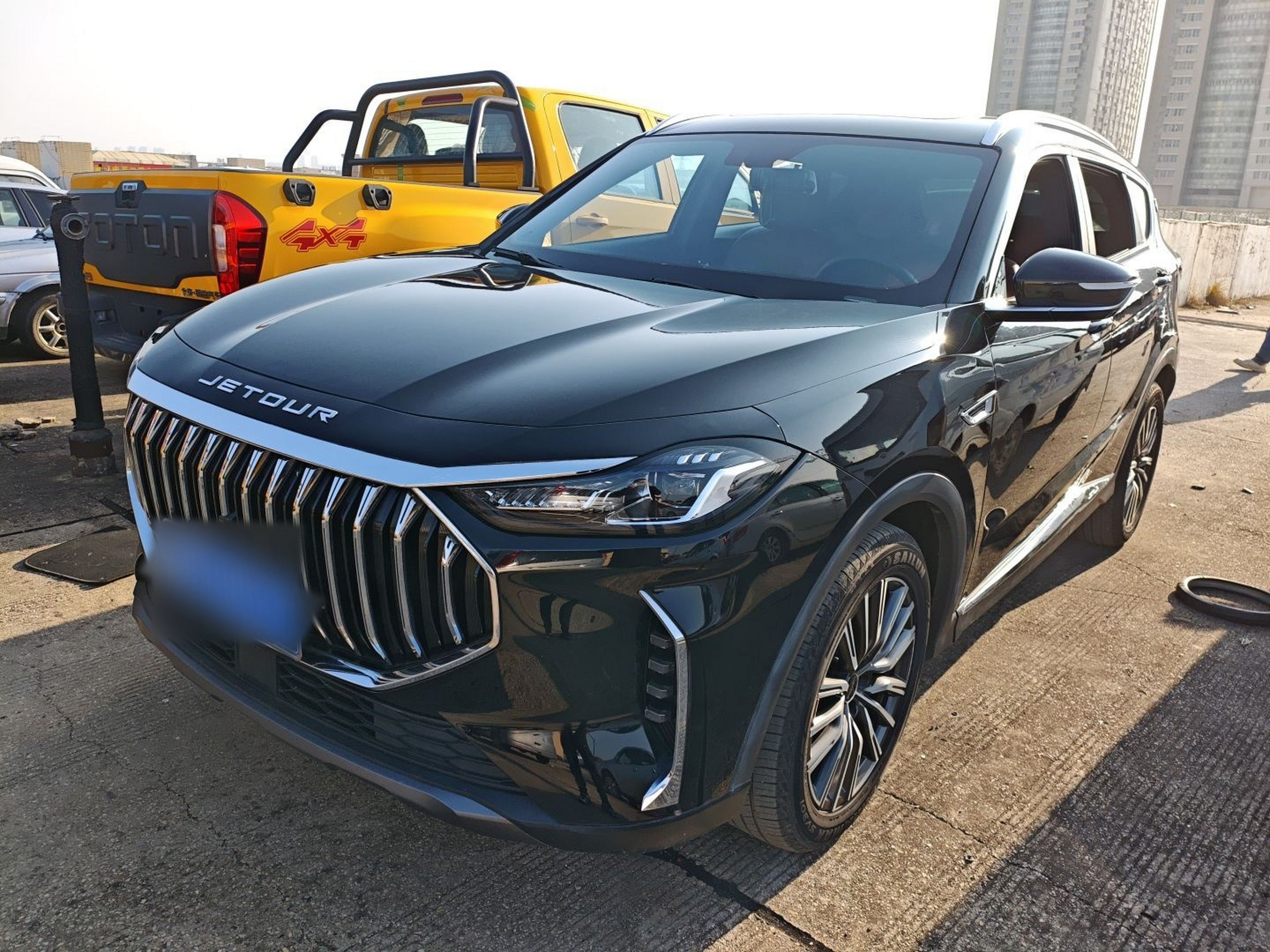 تحت مقدمة السيارة