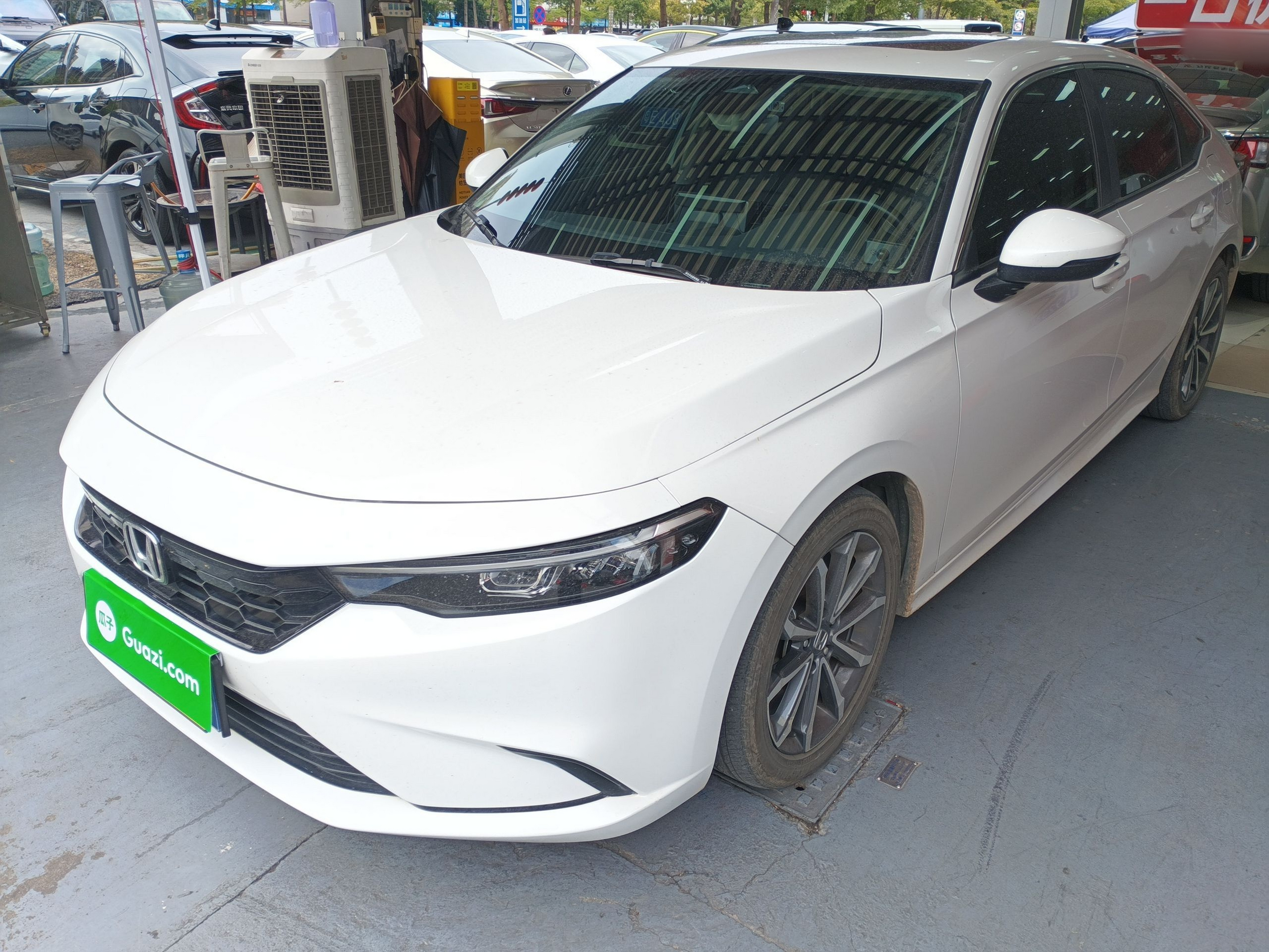 Под передней частью автомобиля