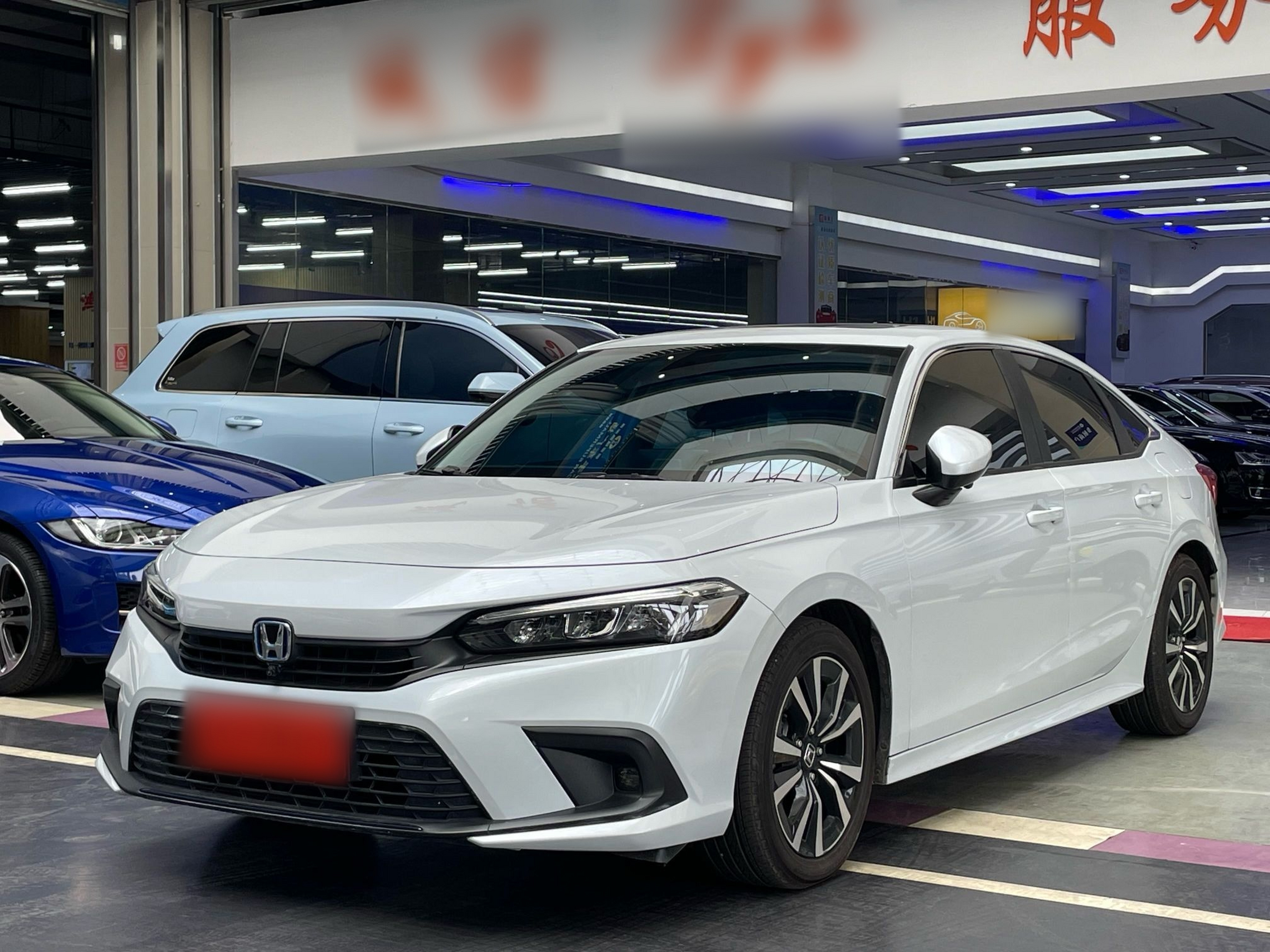 Под передней частью автомобиля