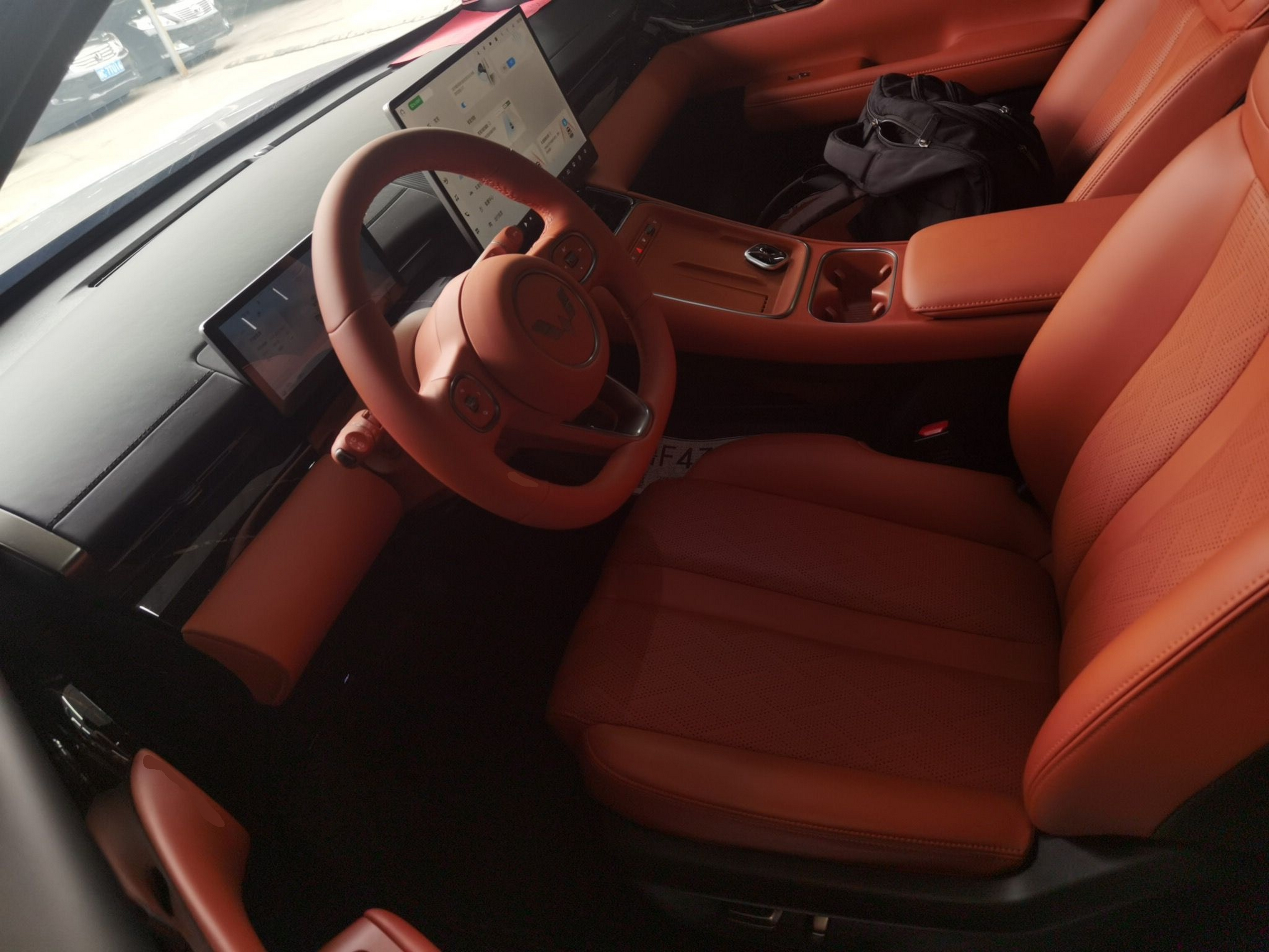 المقاعد الأمامية داخل السيارة