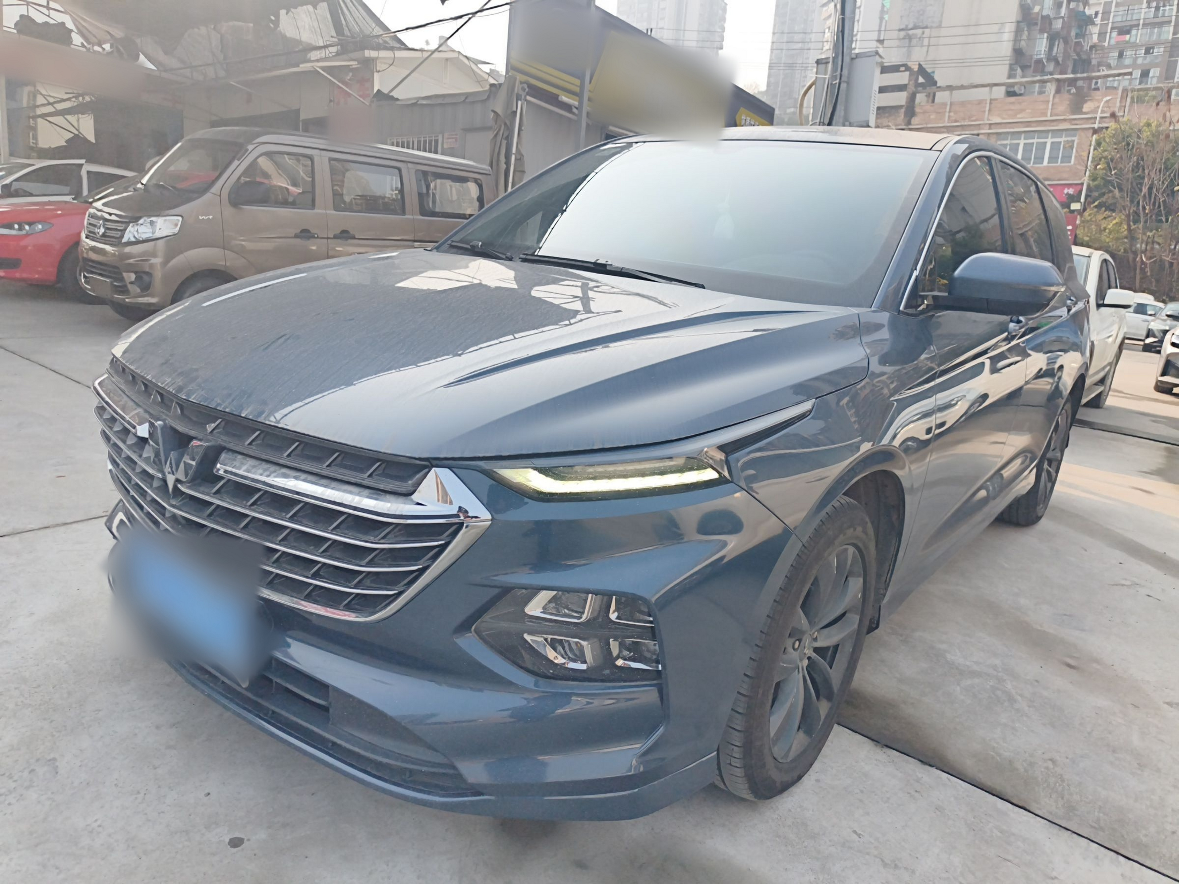 Под передней частью автомобиля