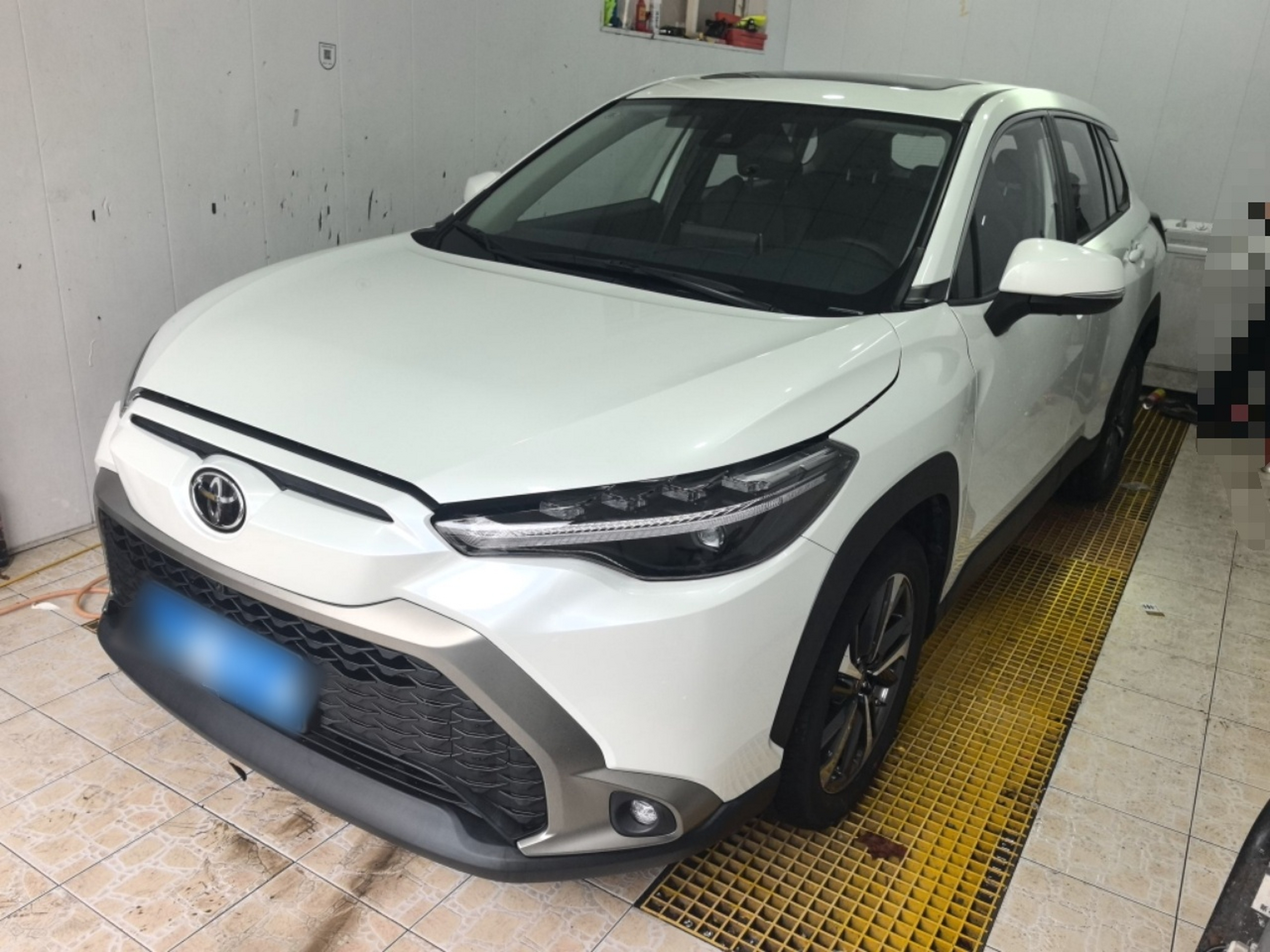 Под передней частью автомобиля