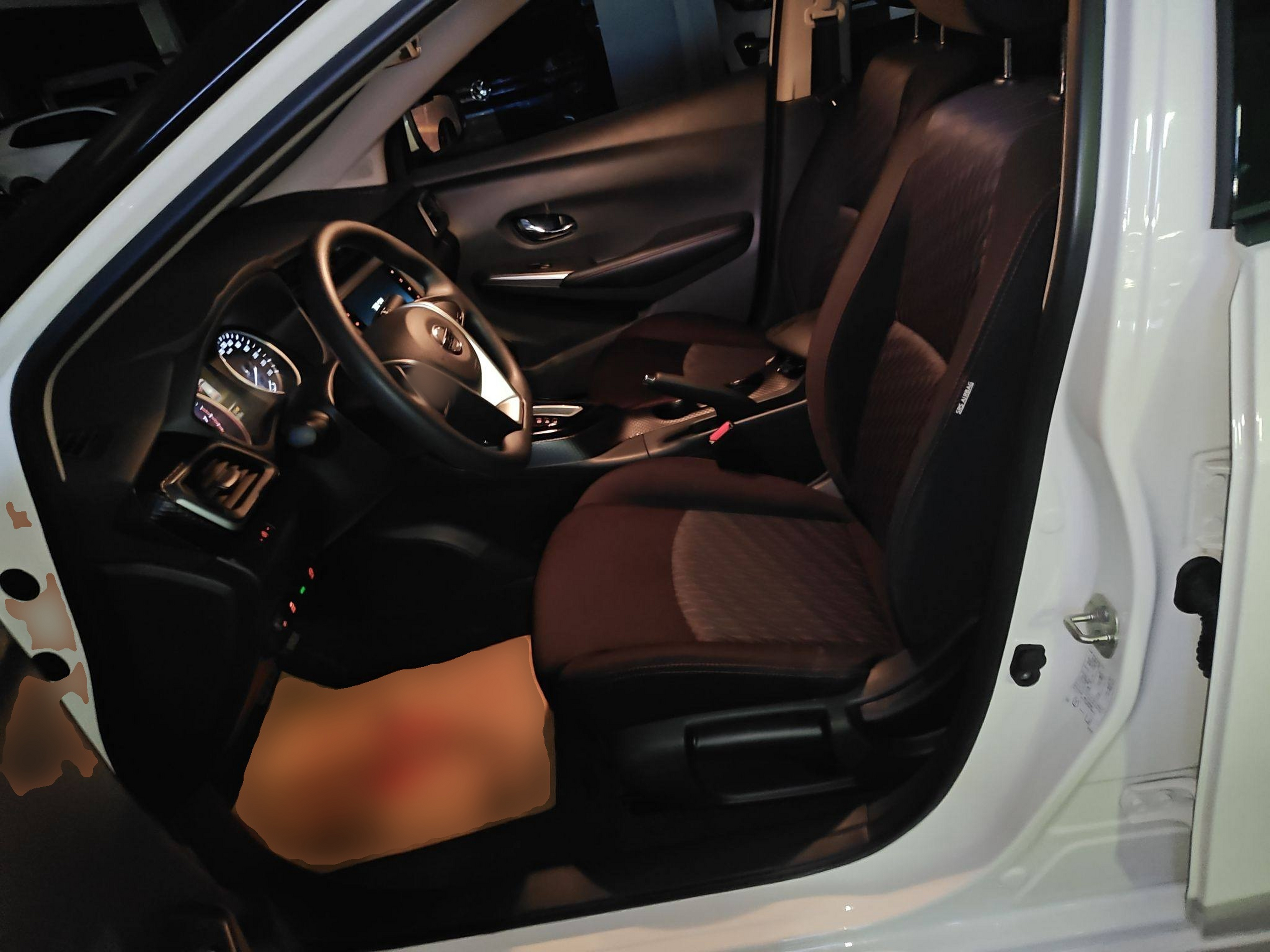 المقاعد الأمامية داخل السيارة