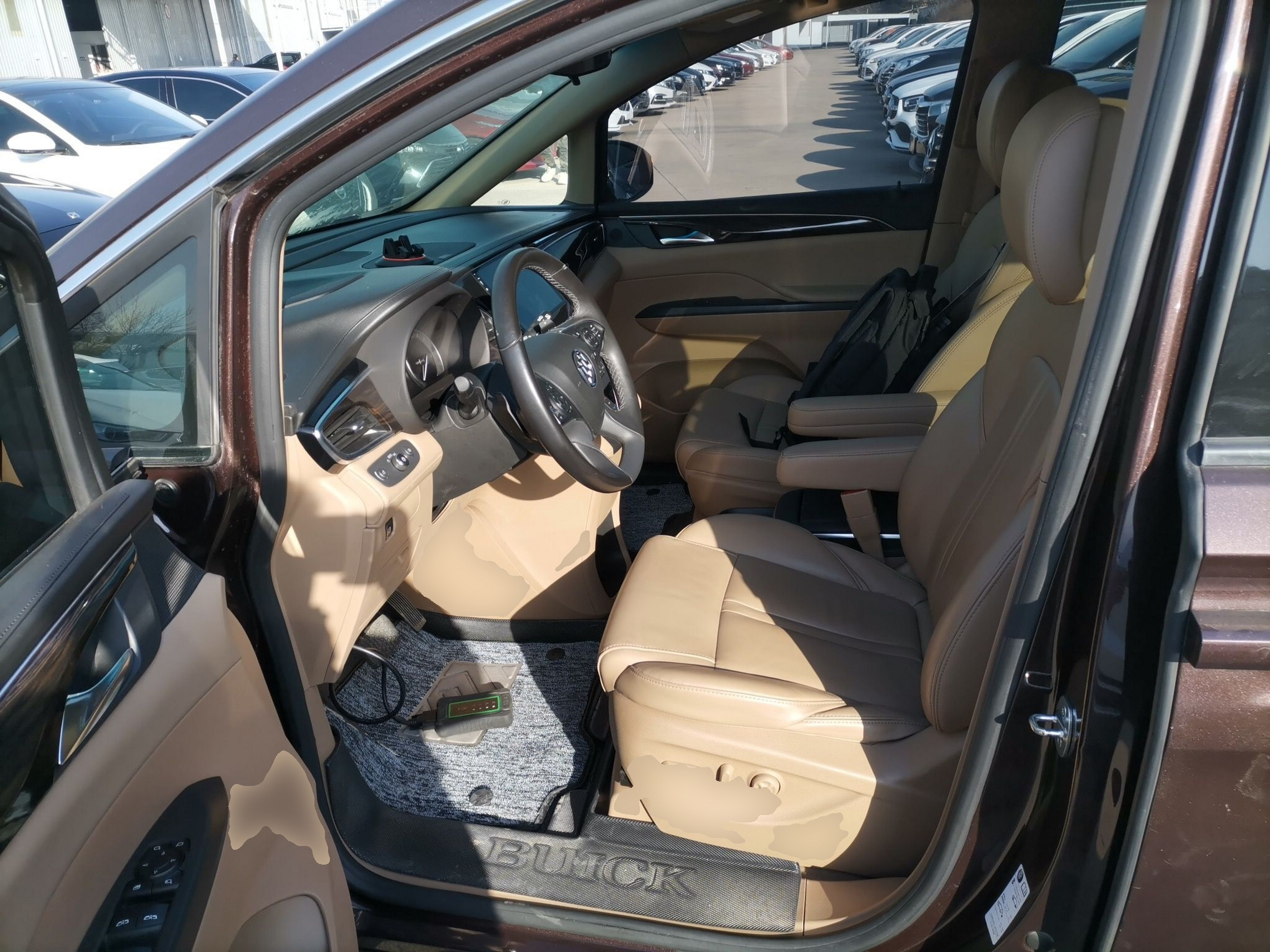 المقاعد الأمامية داخل السيارة