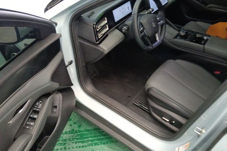 Used BYD Qin L 2025 DM-i Smart Drive 120KM Superior Model
