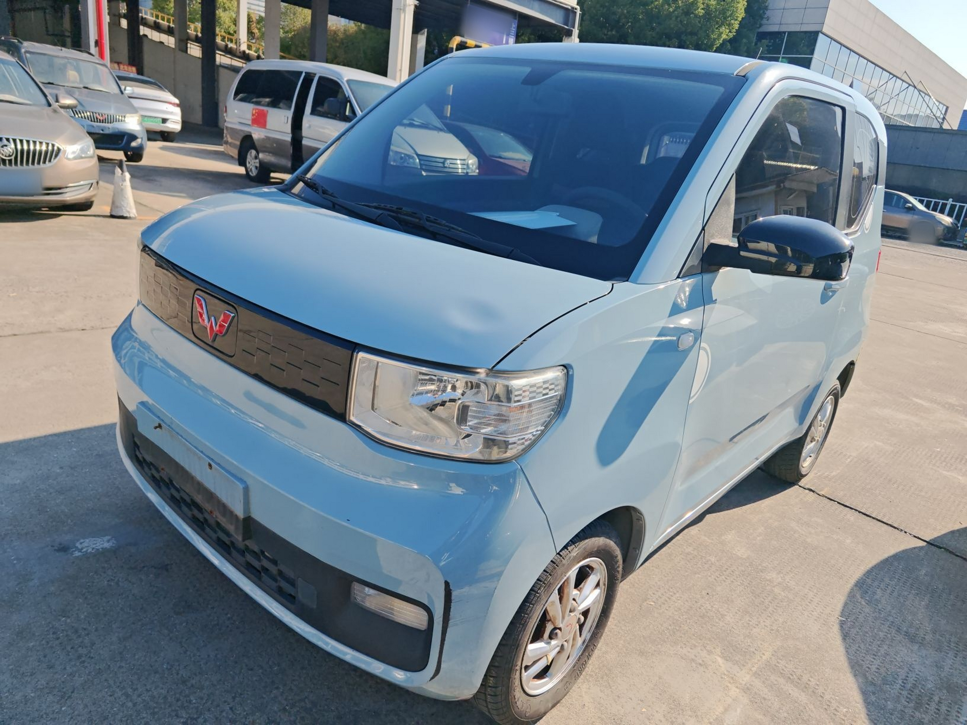 Под передней частью автомобиля