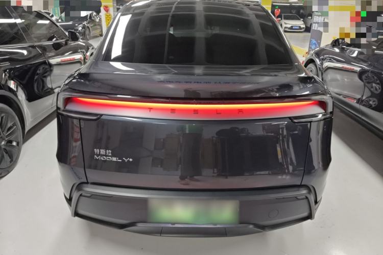 Used Tesla Model Y 2025 Long-Range All-Wheel-Drive Version
