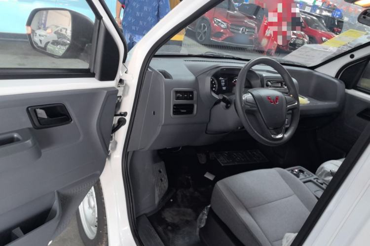 Used Wuling Yangguang 2024 300KM Comfort Version Passenger Van 75kW