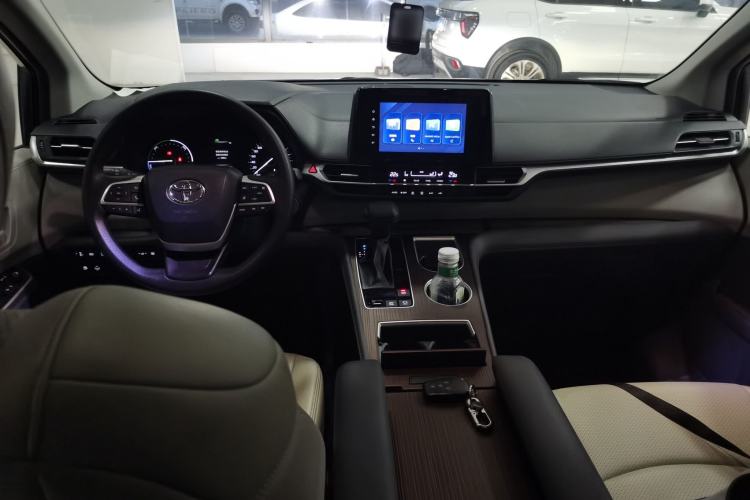 Used Toyota Sienna 2023 2.5L Hybrid Comfort Edition
