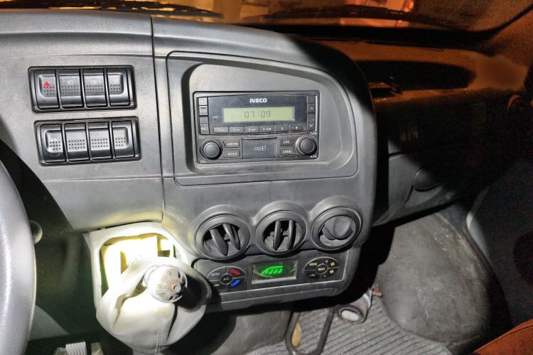 Used Iveco Power Daily 2013 2.5T-V39 Box Truck High Roof
