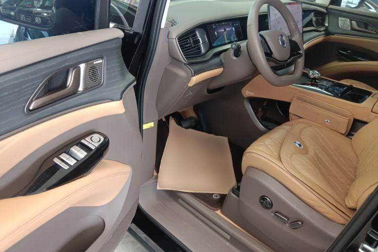 Used Denza D9 2022 DM-i 970 Four-Wheel Drive Flagship Model
