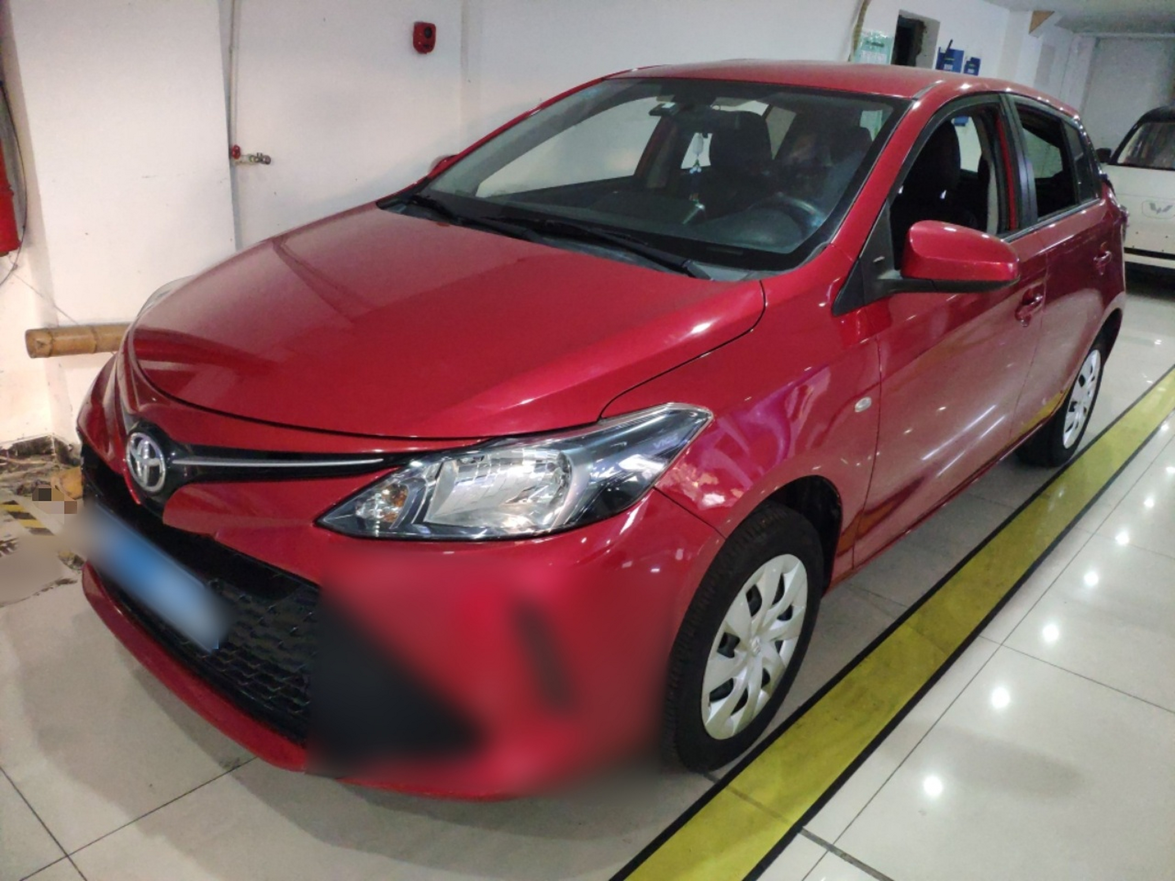 تحت مقدمة السيارة