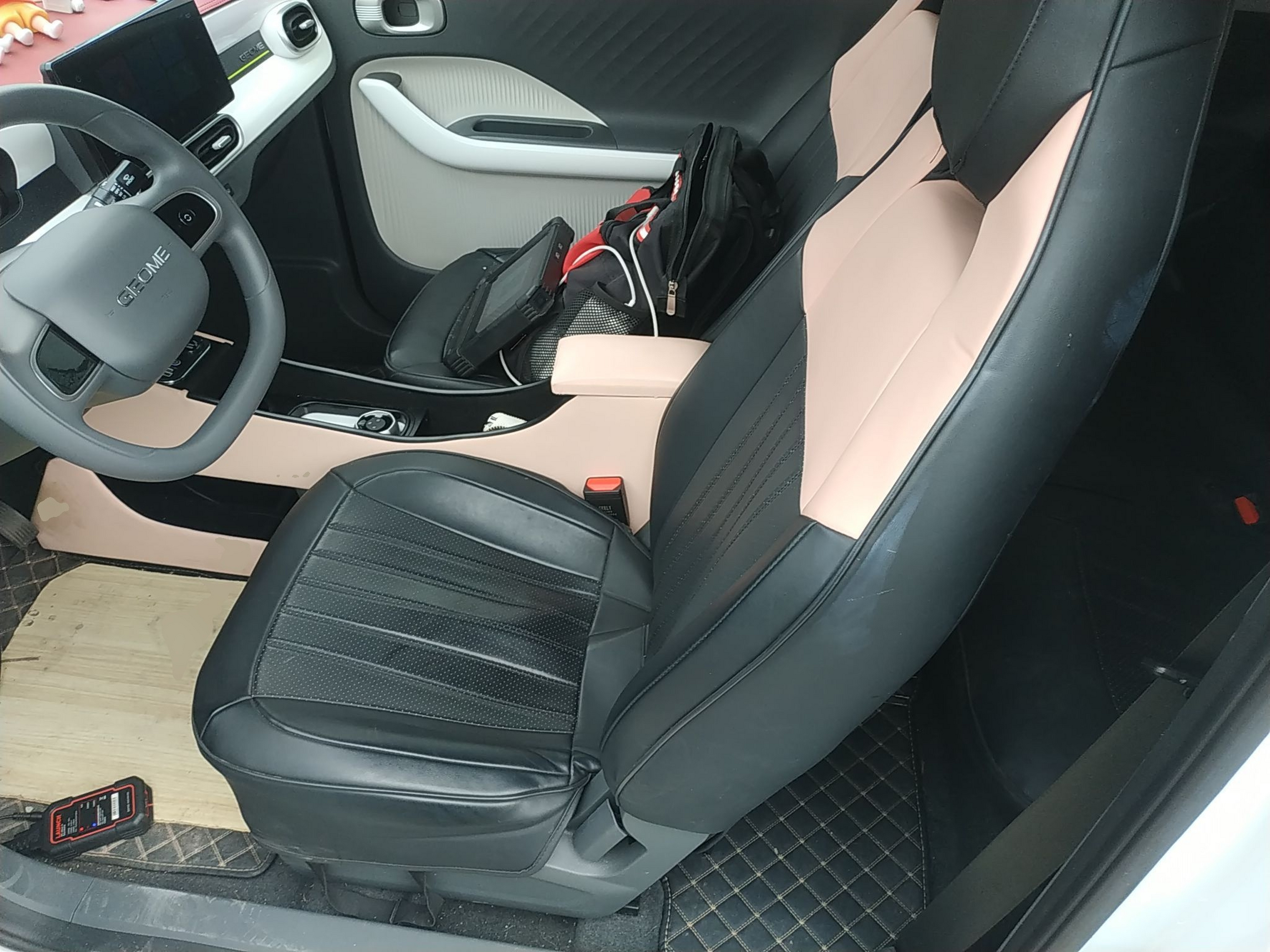 المقاعد الأمامية داخل السيارة