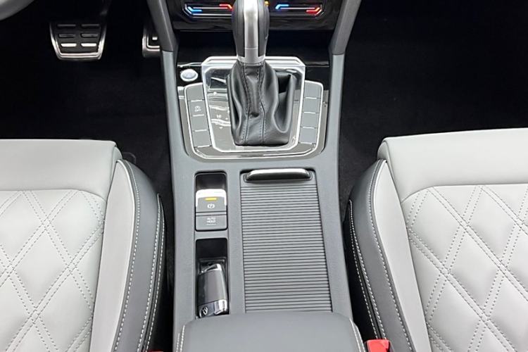 Used Volkswagen Magotan 2023 2 Million Units Limited Edition 330TSI DSG Leading Version
