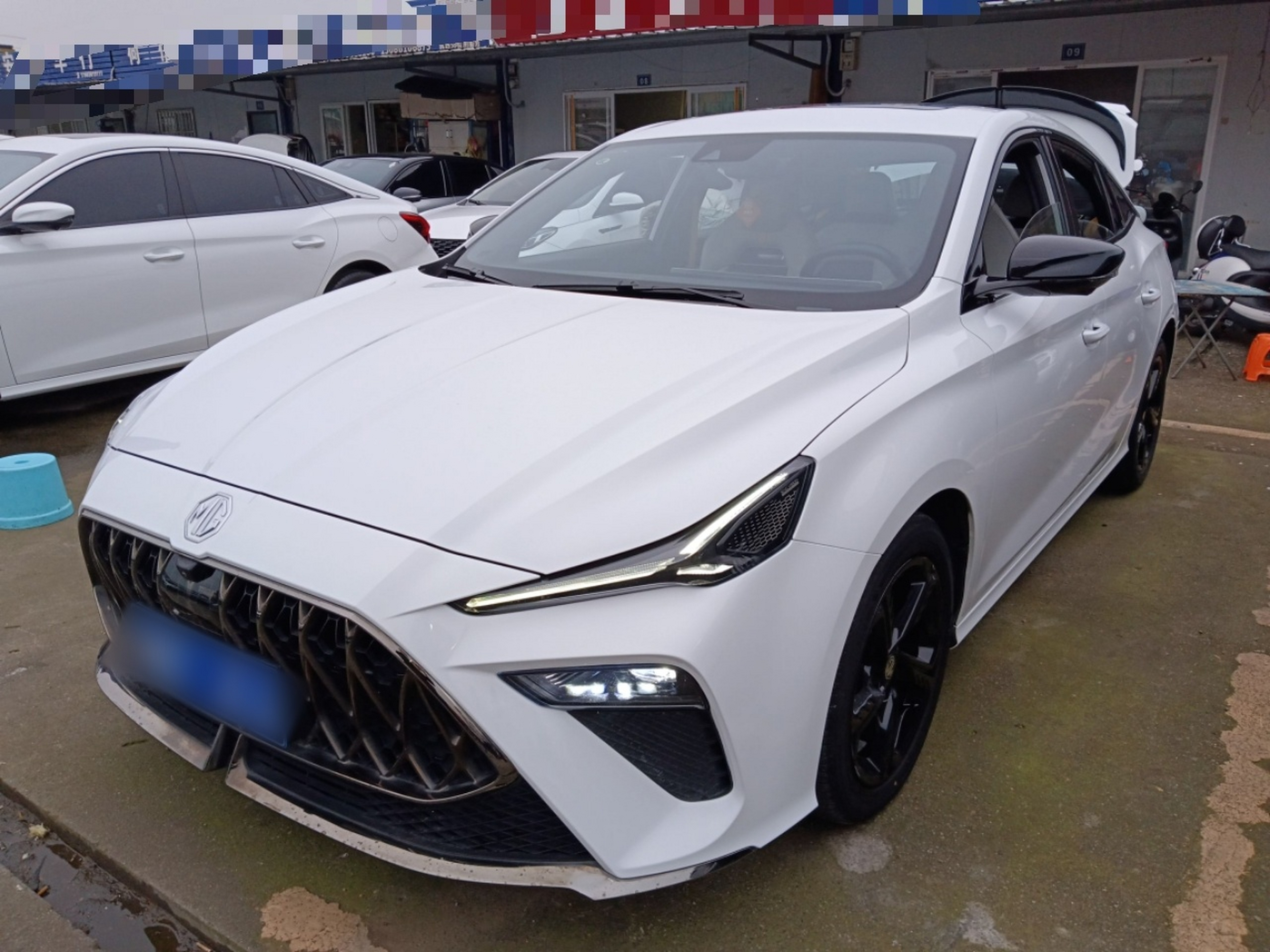 تحت مقدمة السيارة