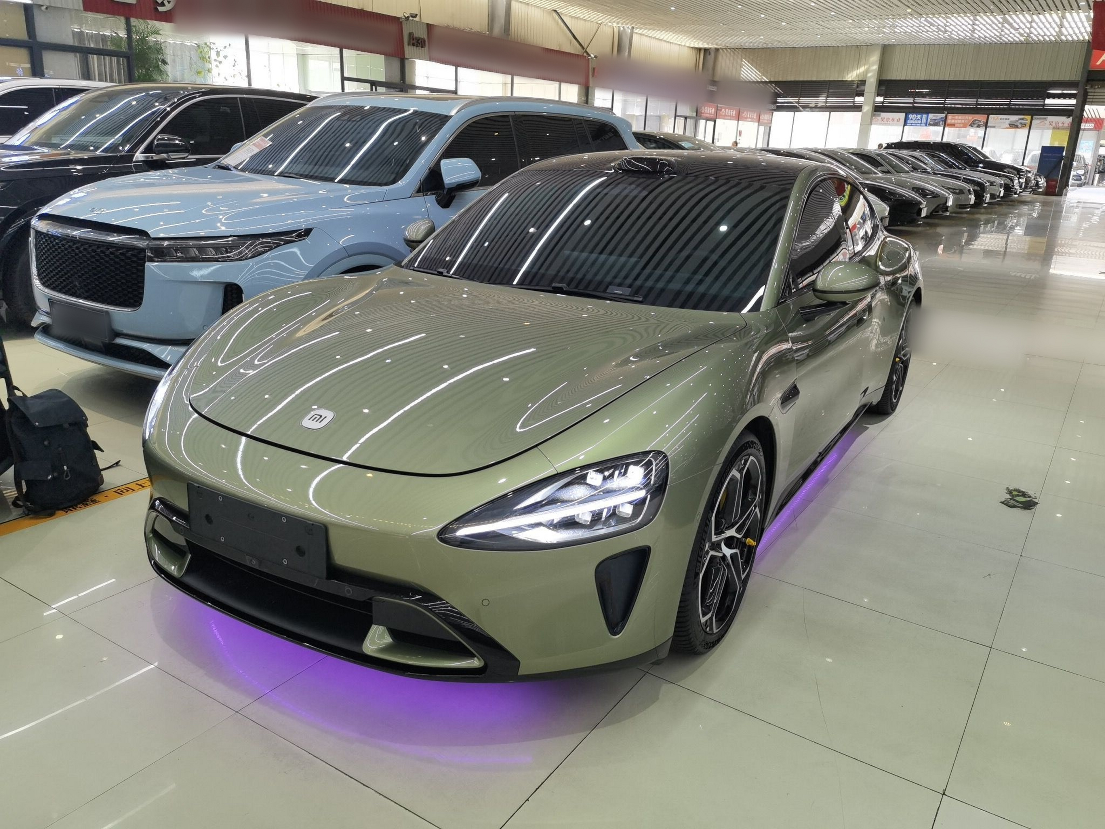 Под передней частью автомобиля