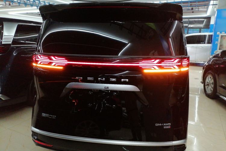 Used Denza D9 2025 DM-i Smart Drive 1020 Four-Wheel Drive Deluxe Model
