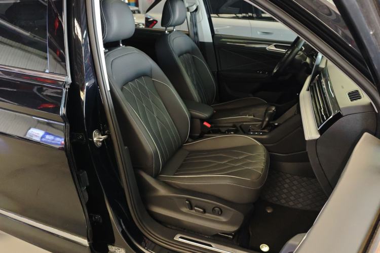 Used Volkswagen Tiguan L 2023 Restyled 330TSI Automatic Two-Wheel Drive R-Line Enhanced Comfort Version
