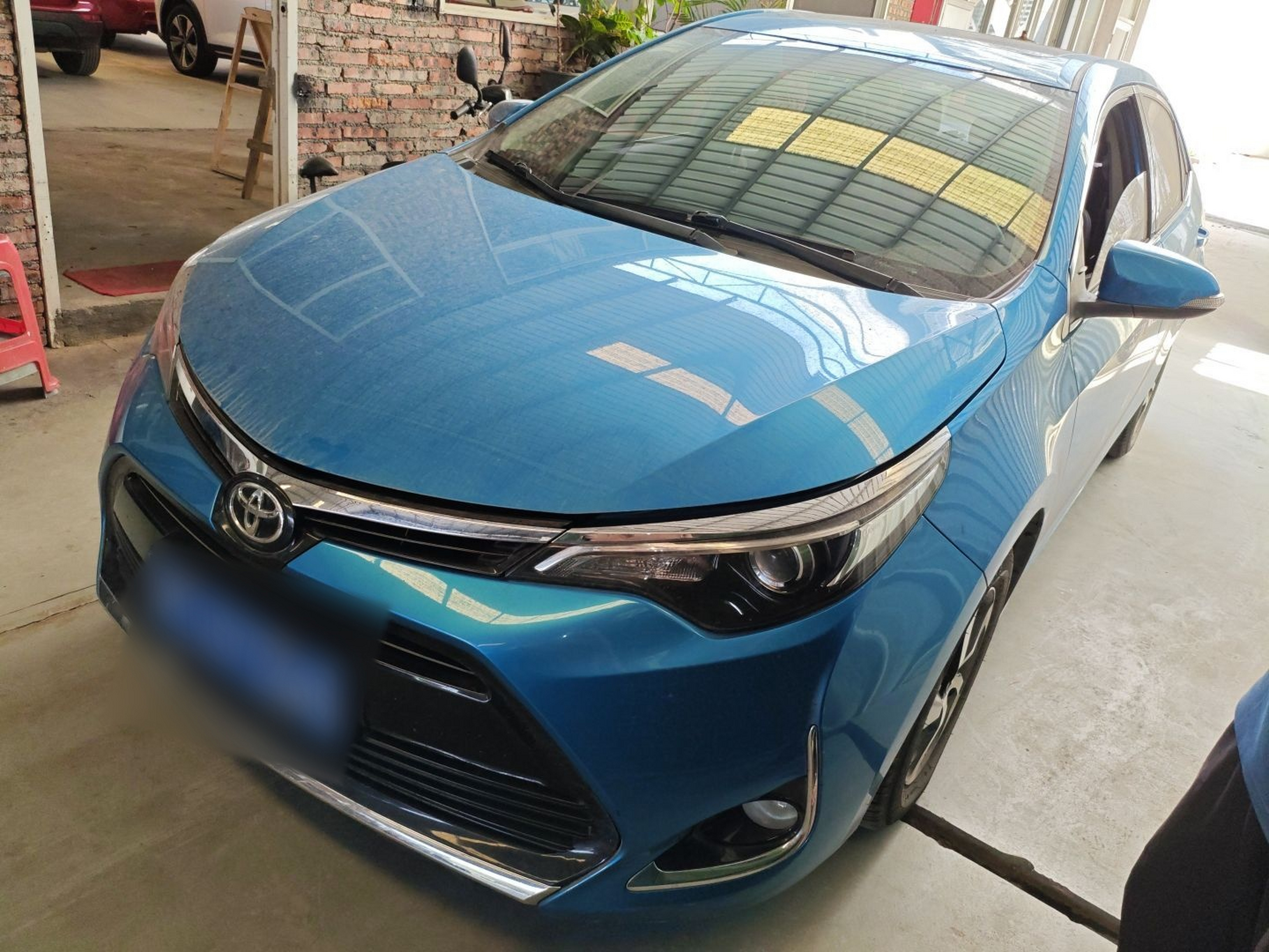 Под передней частью автомобиля