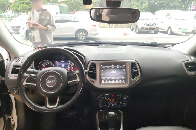 Used  Compass 2017 200T Automatic Family Edition
