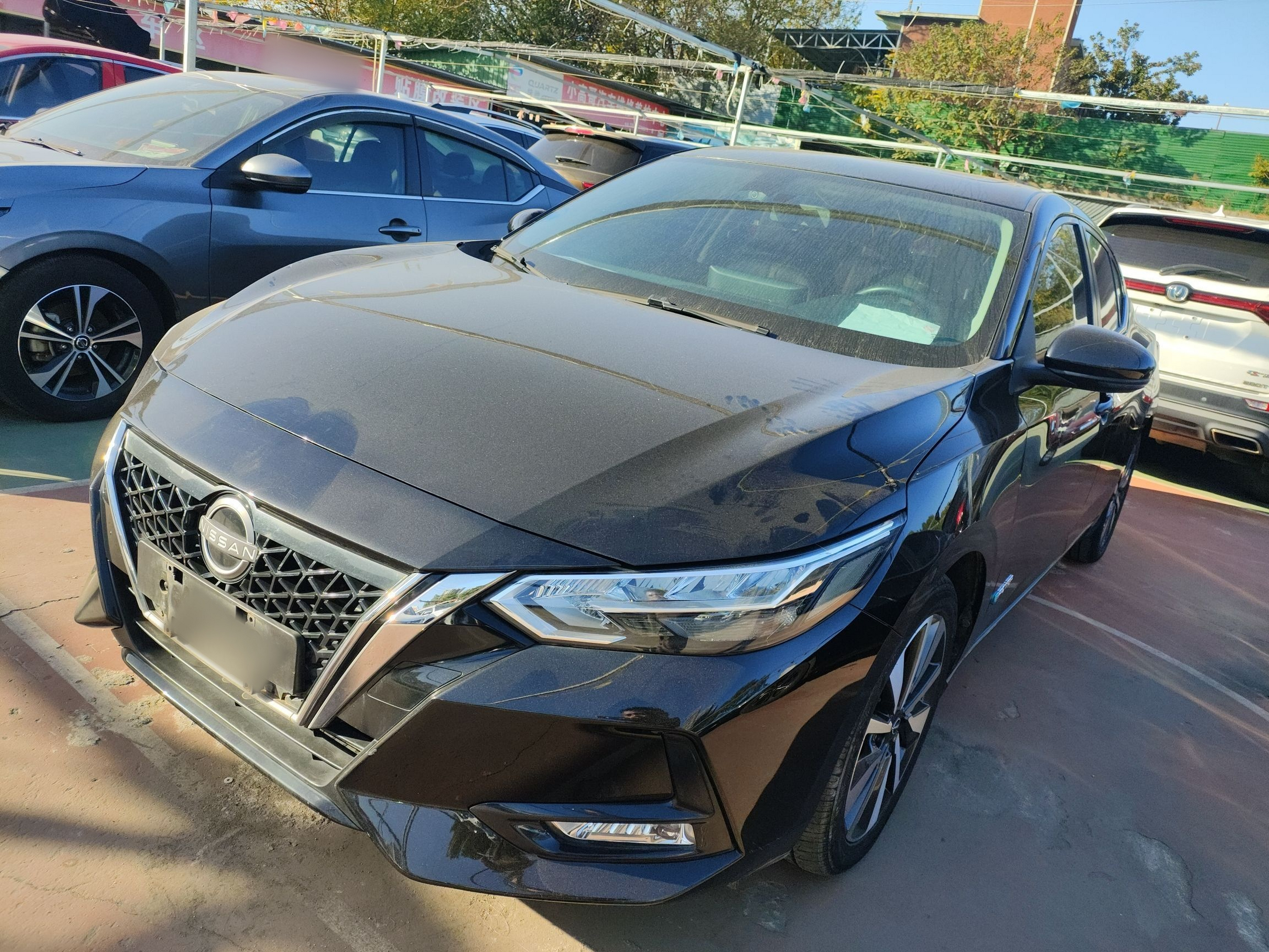 تحت مقدمة السيارة