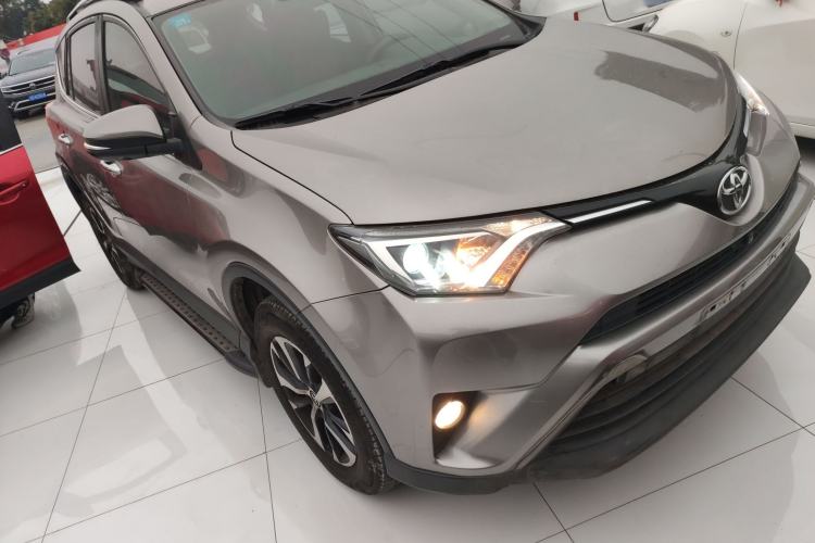 Used Toyota RAV4 2016 2.0L CVT Two-Wheel Drive Fashion Edition China V Standard
