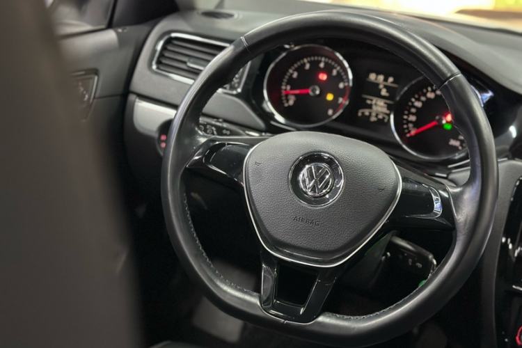 Used Volkswagen Sagitar 2015 1.6L Automatic Comfort Model
