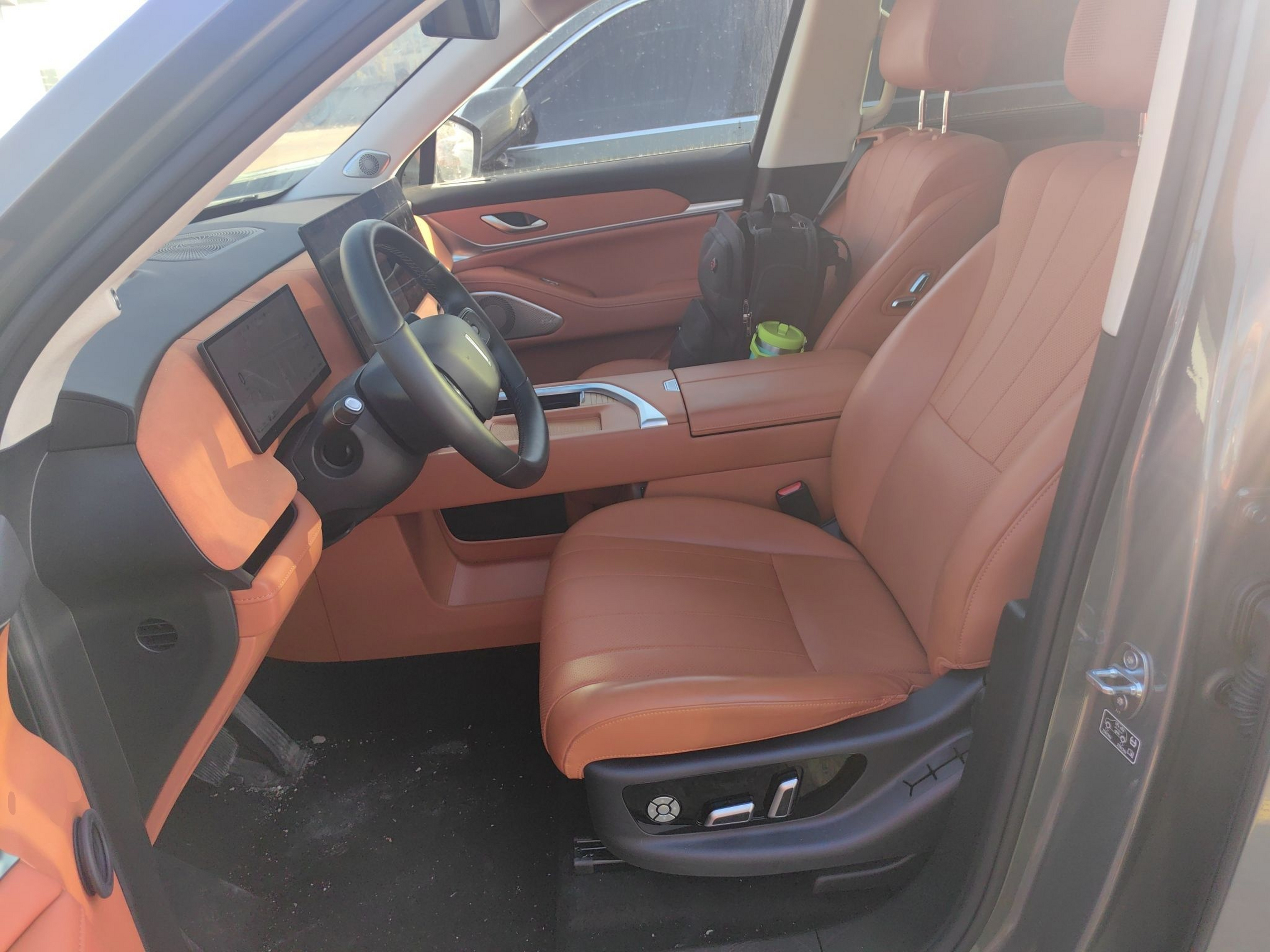 Переднее сиденье в автомобиле