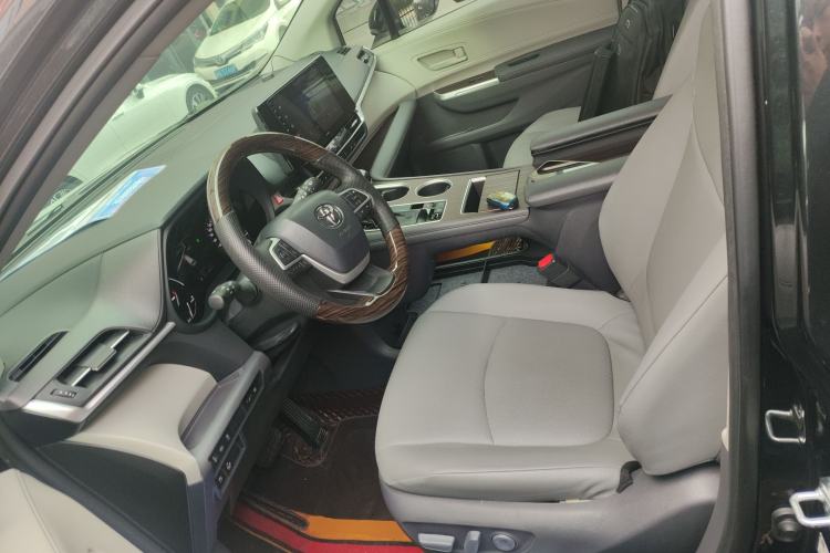 Used Toyota Granvia 2023 2.5L Hybrid Luxury Edition
