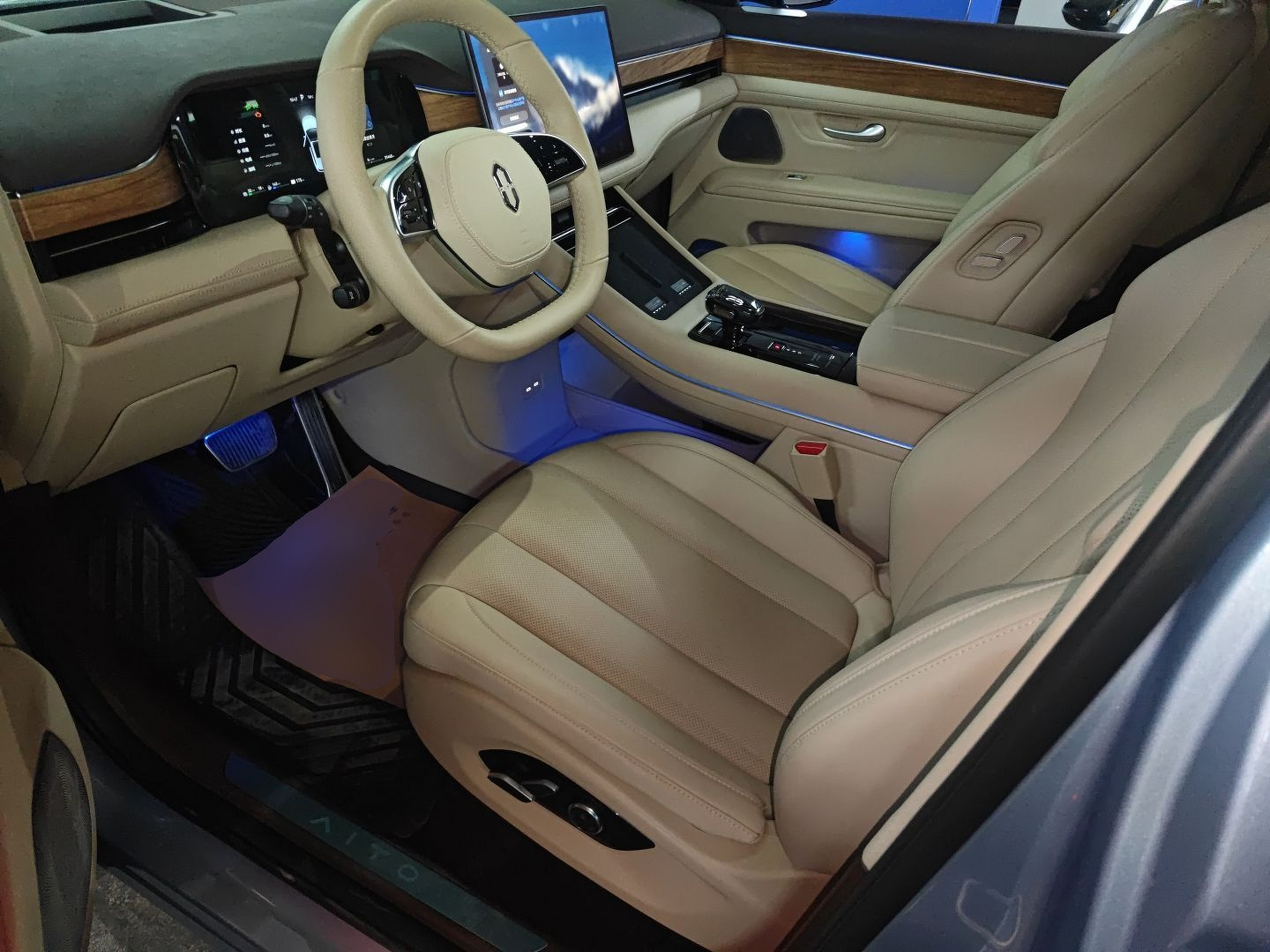 المقاعد الأمامية داخل السيارة