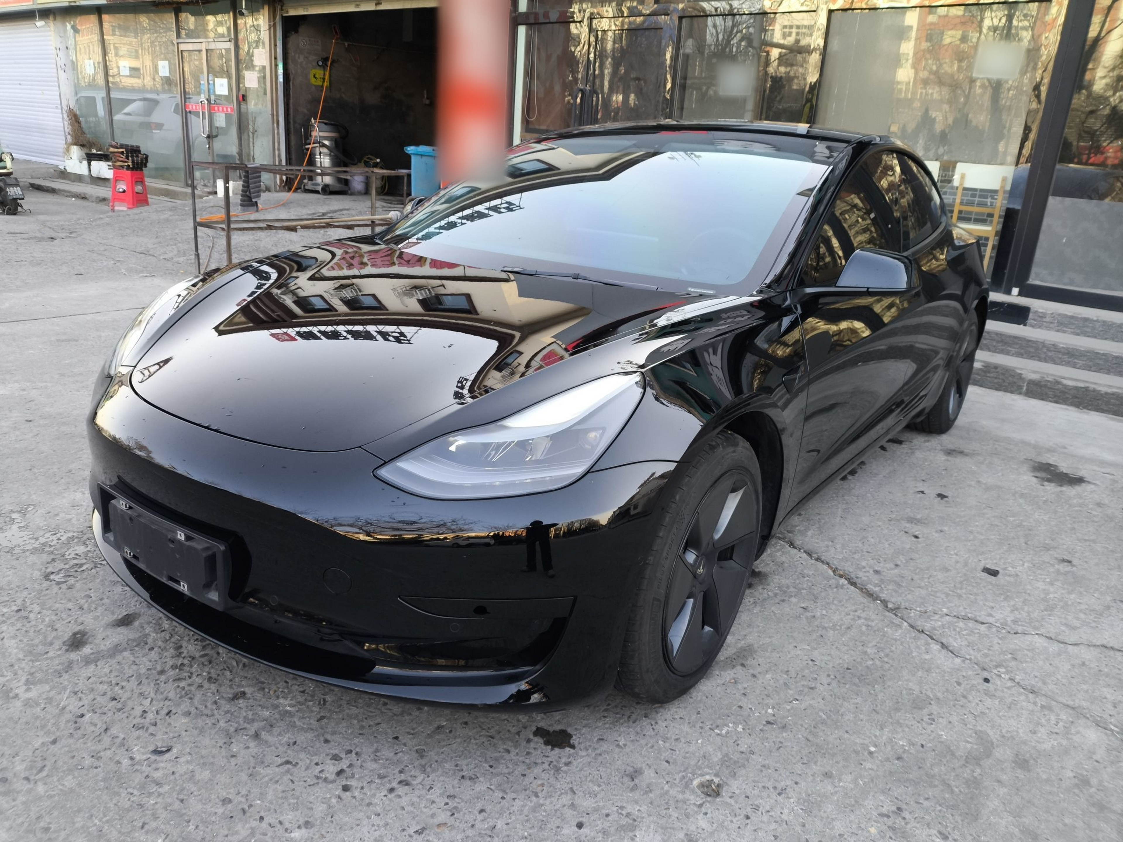 Под передней частью автомобиля