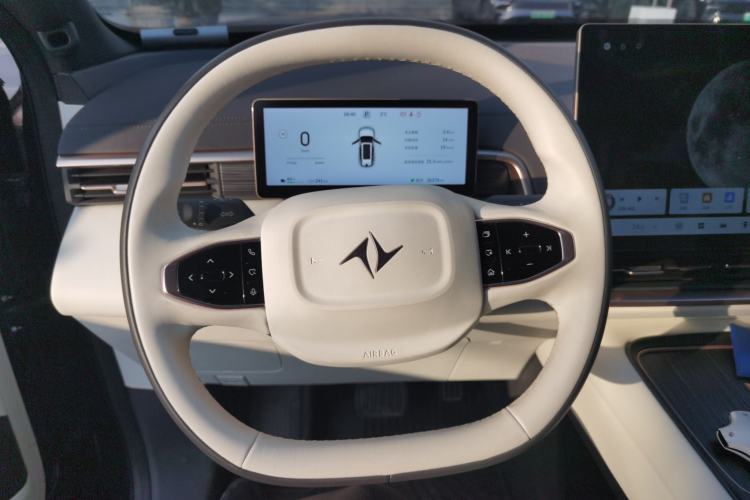 Used  eπ008 2024 636Max All-Electric Version 6 Seats
