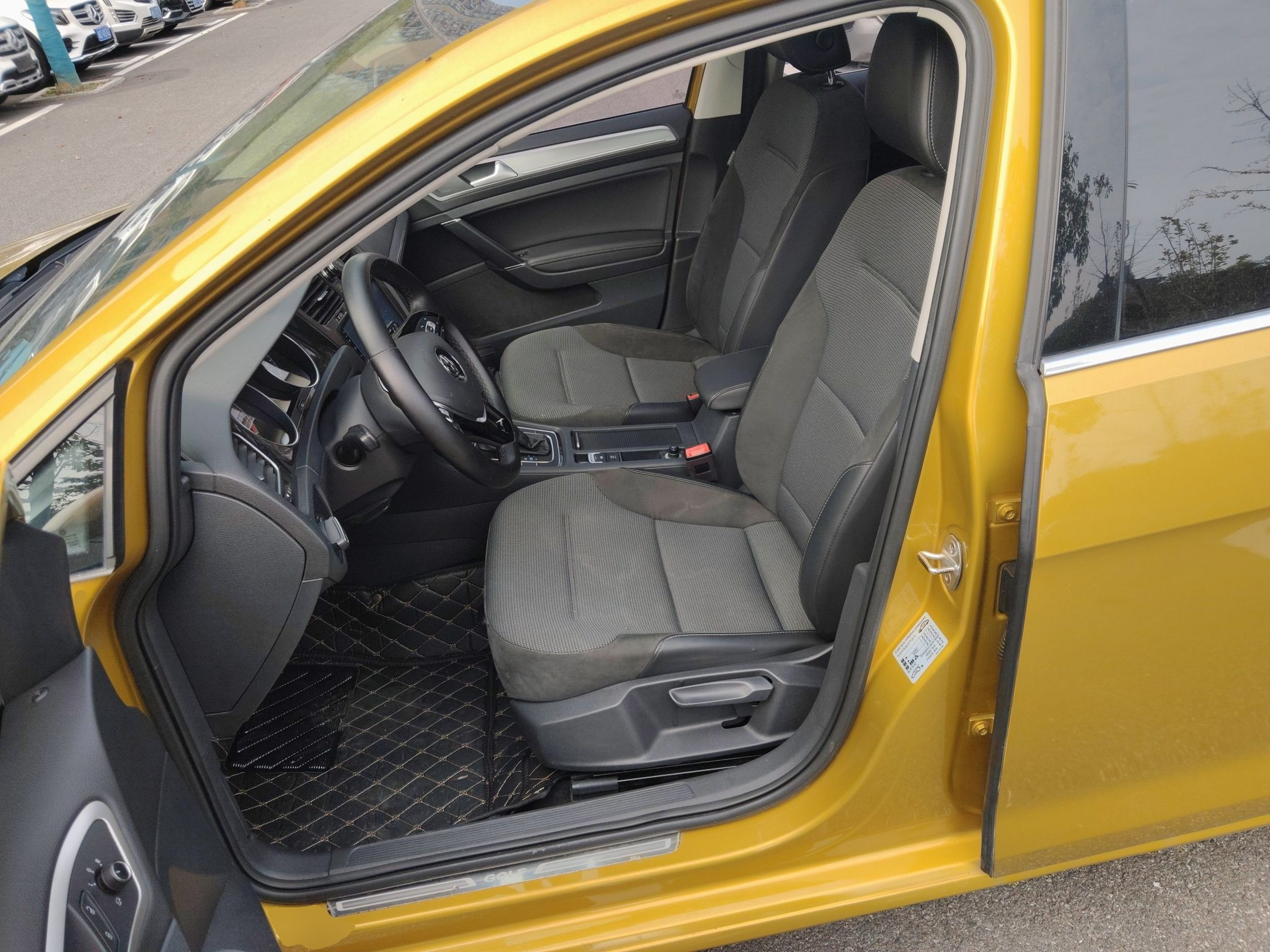 Переднее сиденье в автомобиле