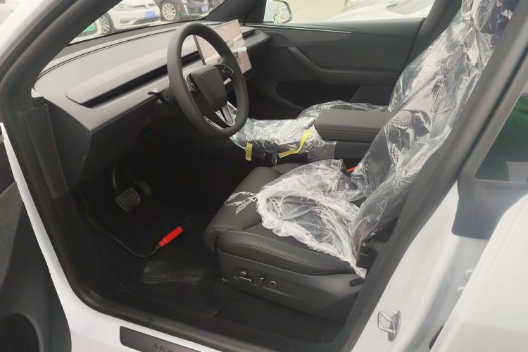 Used Tesla Model Y L 2025 Long-Range All-Wheel-Drive Version
