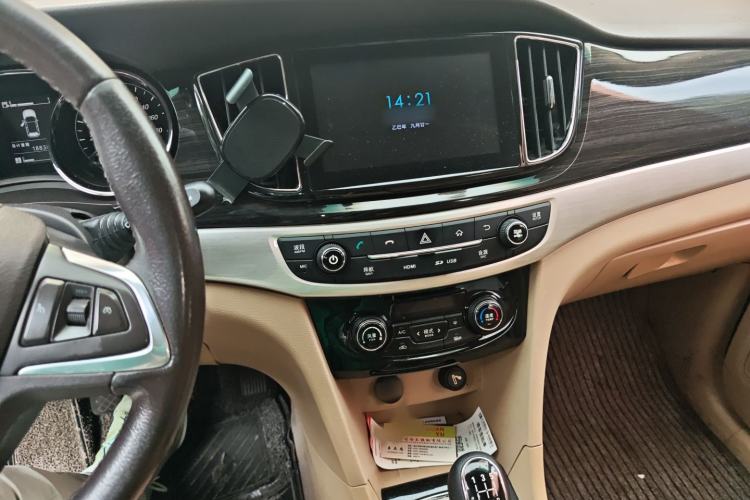 Used Baojun 730 2014 1.5L manual luxury trim 7 seats
