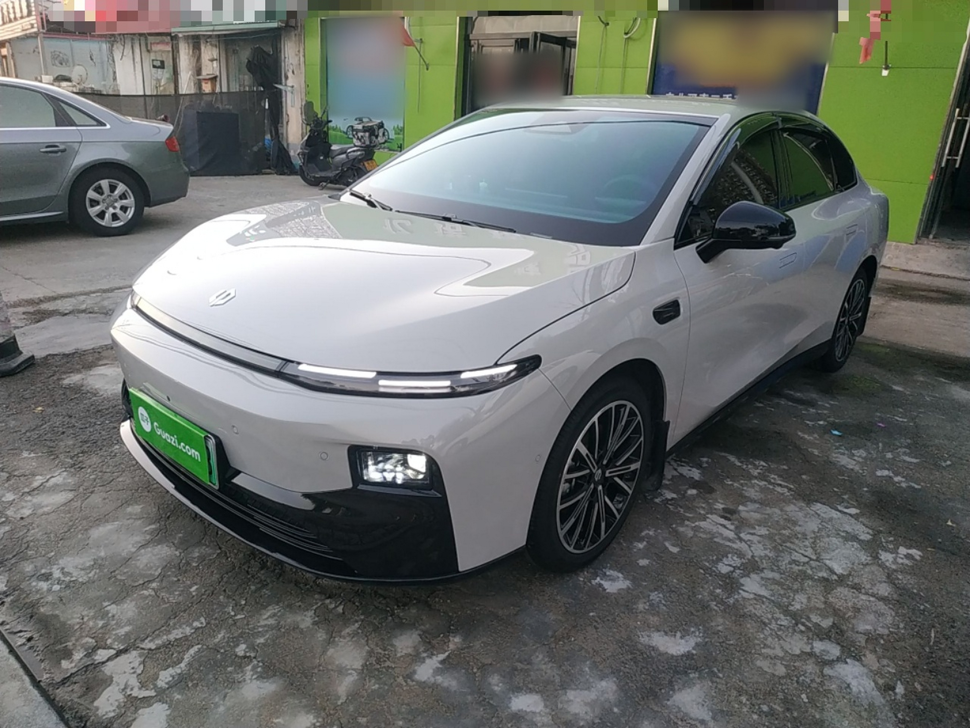 Под передней частью автомобиля