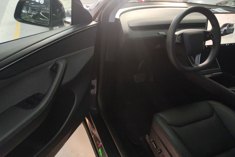 Used Tesla Model Y 2025 Rear-Wheel-Drive Version
