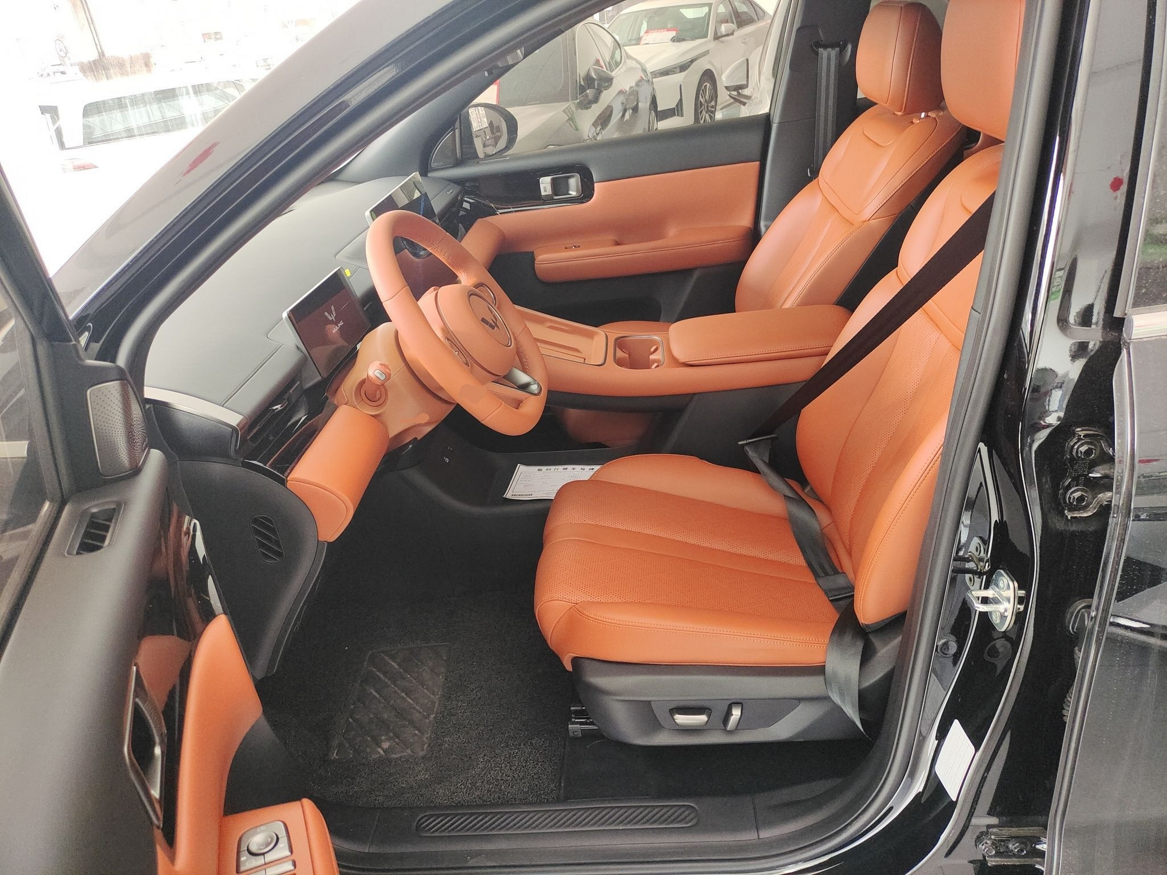 المقاعد الأمامية داخل السيارة