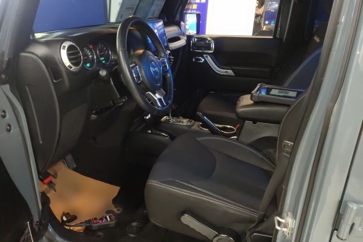 Used  Wrangler 2014 3.0L Sahara Four-Door Edition
