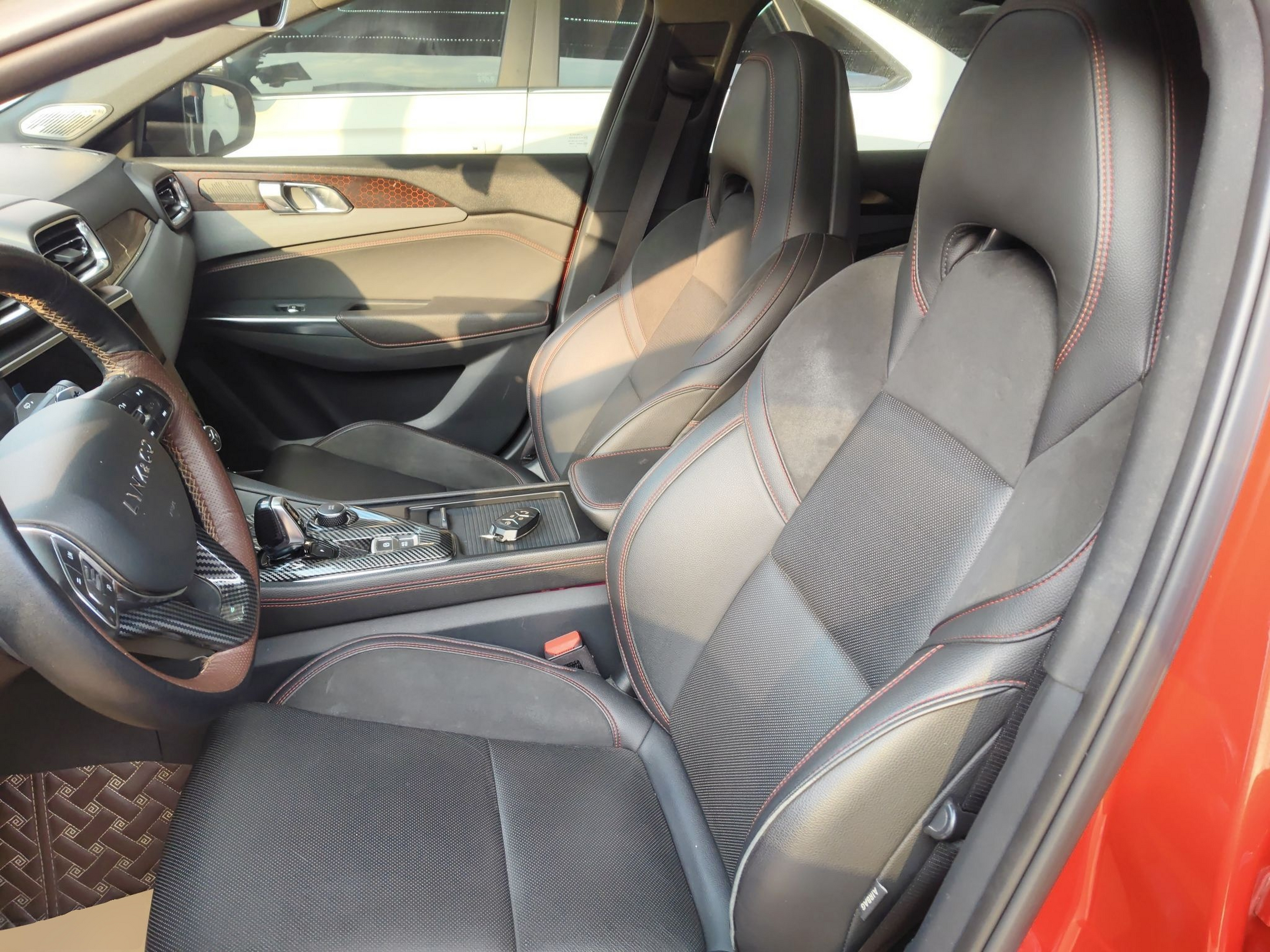 المقاعد الأمامية داخل السيارة