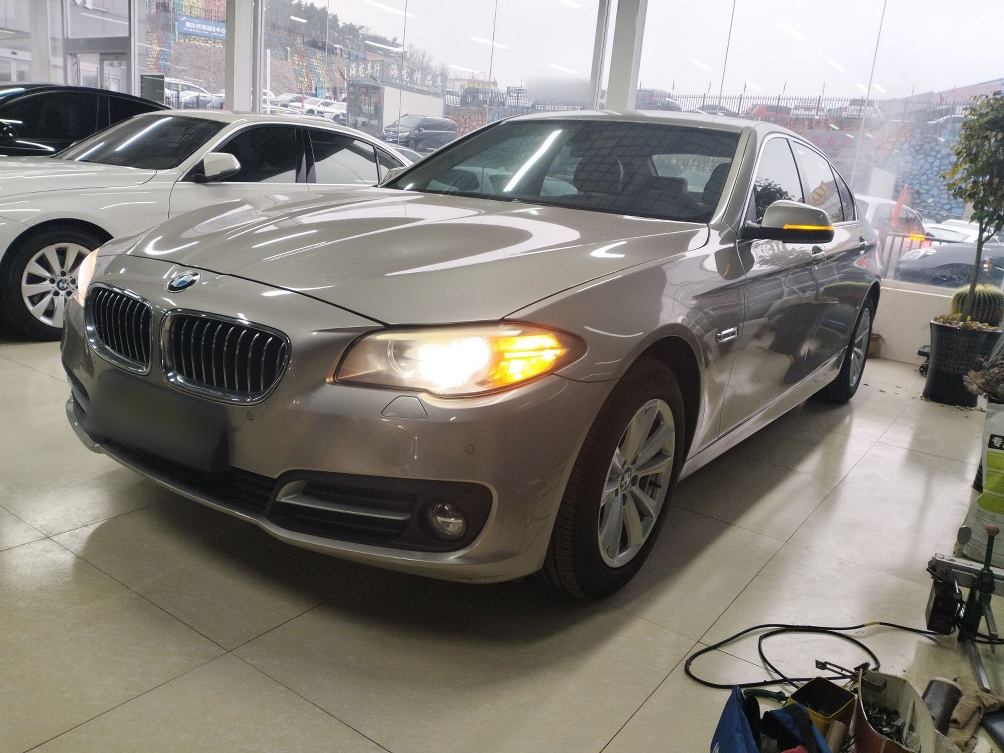 تحت مقدمة السيارة