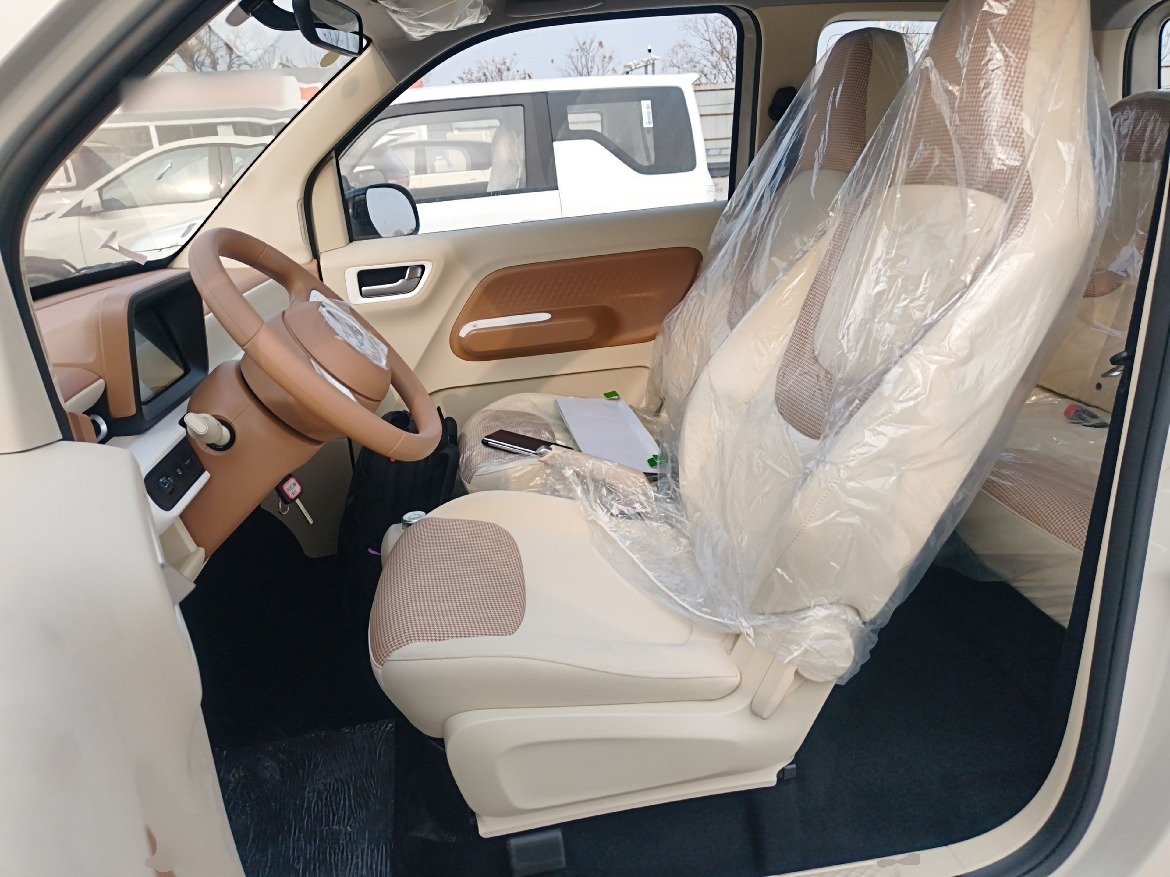 المقاعد الأمامية داخل السيارة